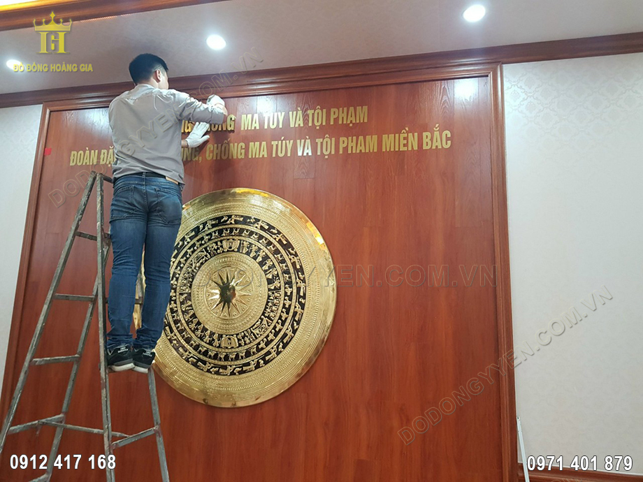 Vật phẩm được lắp đặt v&ocirc; c&ugrave;ng c&acirc;n đối, thể hiện tấm l&ograve;ng y&ecirc;u nước, uống nước nhớ nguồn của gia chủ